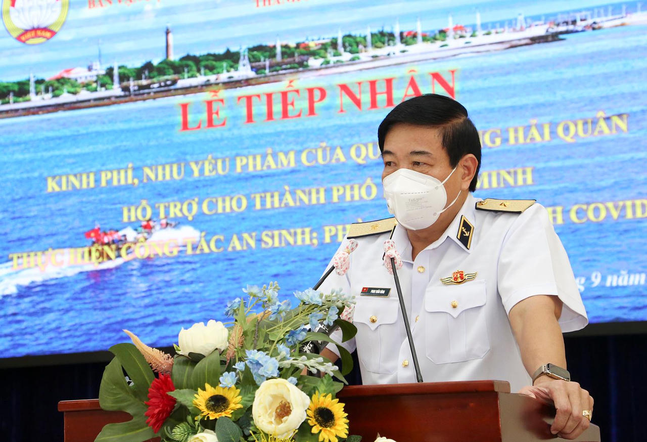 Quân chủng Hải quân hỗ trợ TP HCM 135 tấn gạo và 25 tỷ đồng chống dịch COVID-19