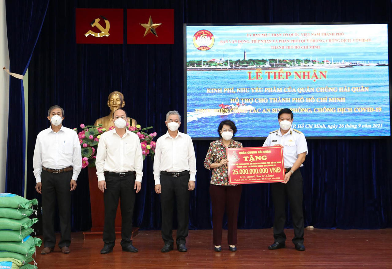 Quân chủng Hải quân hỗ trợ TP HCM 135 tấn gạo và 25 tỷ đồng chống dịch COVID-19