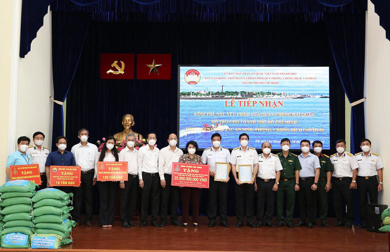 Quân chủng Hải quân hỗ trợ TP HCM 135 tấn gạo và 25 tỷ đồng chống dịch COVID-19
