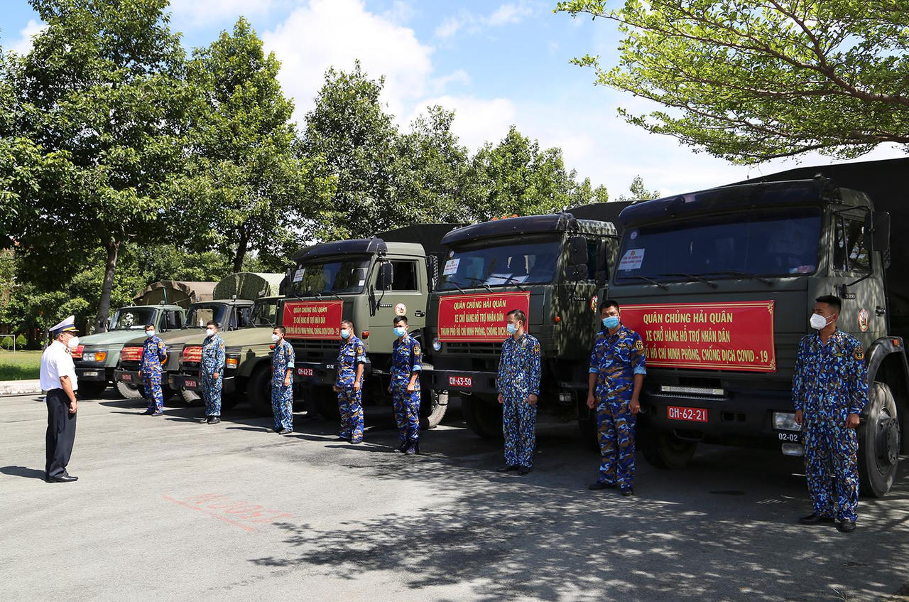 Quân chủng Hải quân hỗ trợ TP HCM 135 tấn gạo và 25 tỷ đồng chống dịch COVID-19