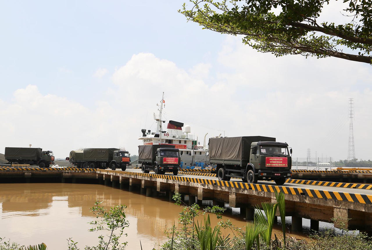 Quân chủng Hải quân hỗ trợ TP HCM 135 tấn gạo và 25 tỷ đồng chống dịch COVID-19