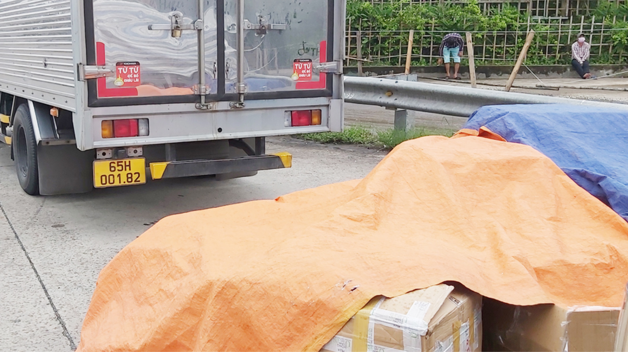 Phát hiện xe tải "luồng xanh" chở mỹ phẩm không hóa đơn chứng từ