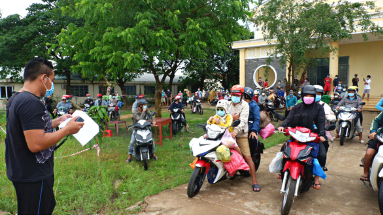 Hàng trăm người đang mắc kẹt tại Long An, chưa được đón nhận về quê