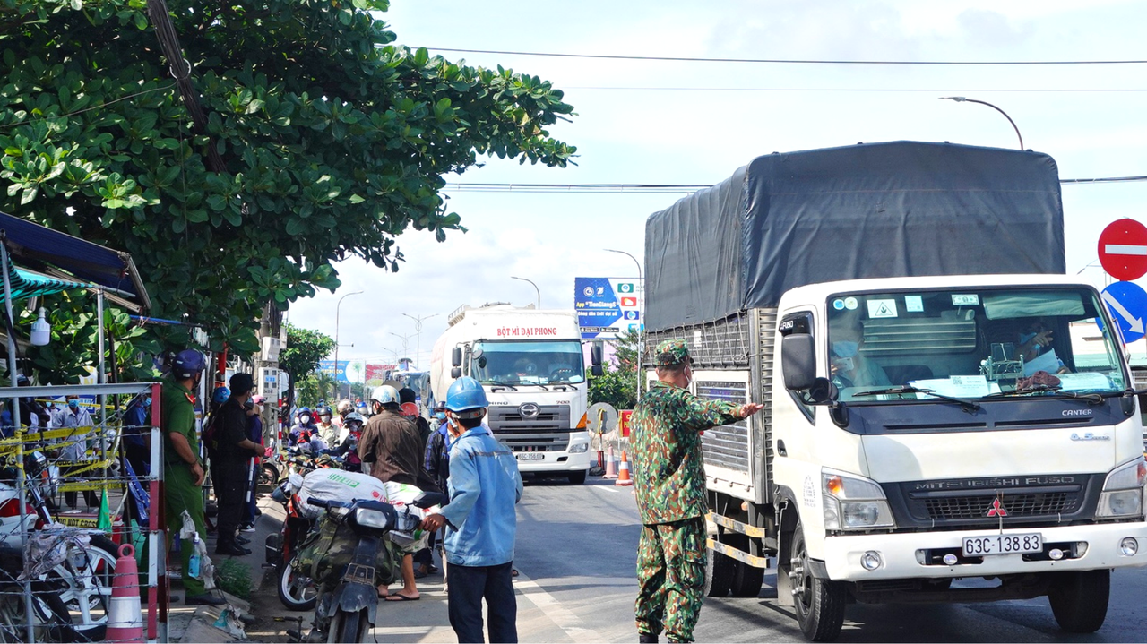 Hơn 1.000 người “quá cảnh” địa bàn Tiền Giang được qua chốt kiểm soát để về quê