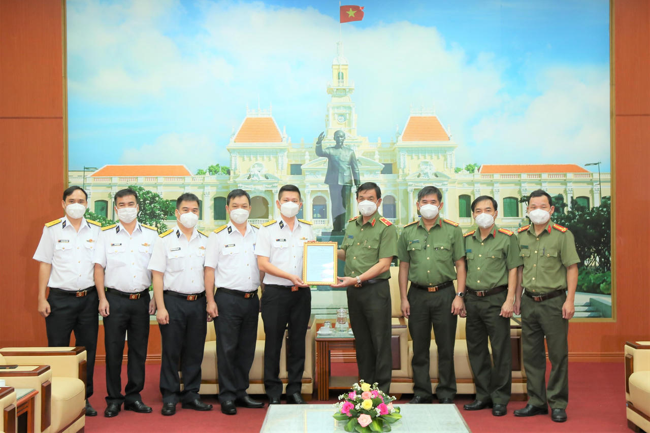 Tân cảng Sài Gòn hỗ trợ Công an TP Hồ Chí Minh 300 triệu đồng kinh phí phòng, chống COVID-19