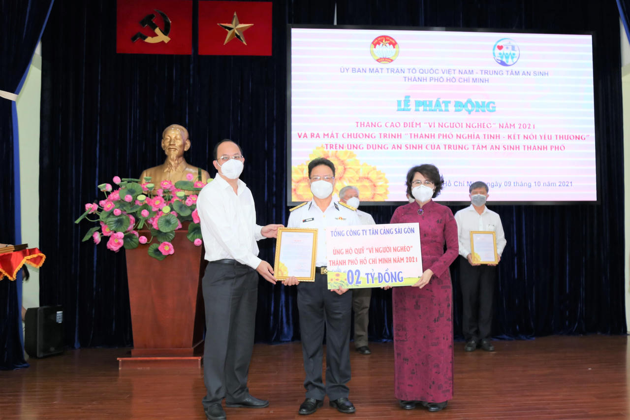 Tân cảng Sài Gòn ủng hộ 2 tỷ cho Quỹ “Vì người nghèo” của TP Hồ Chí Minh