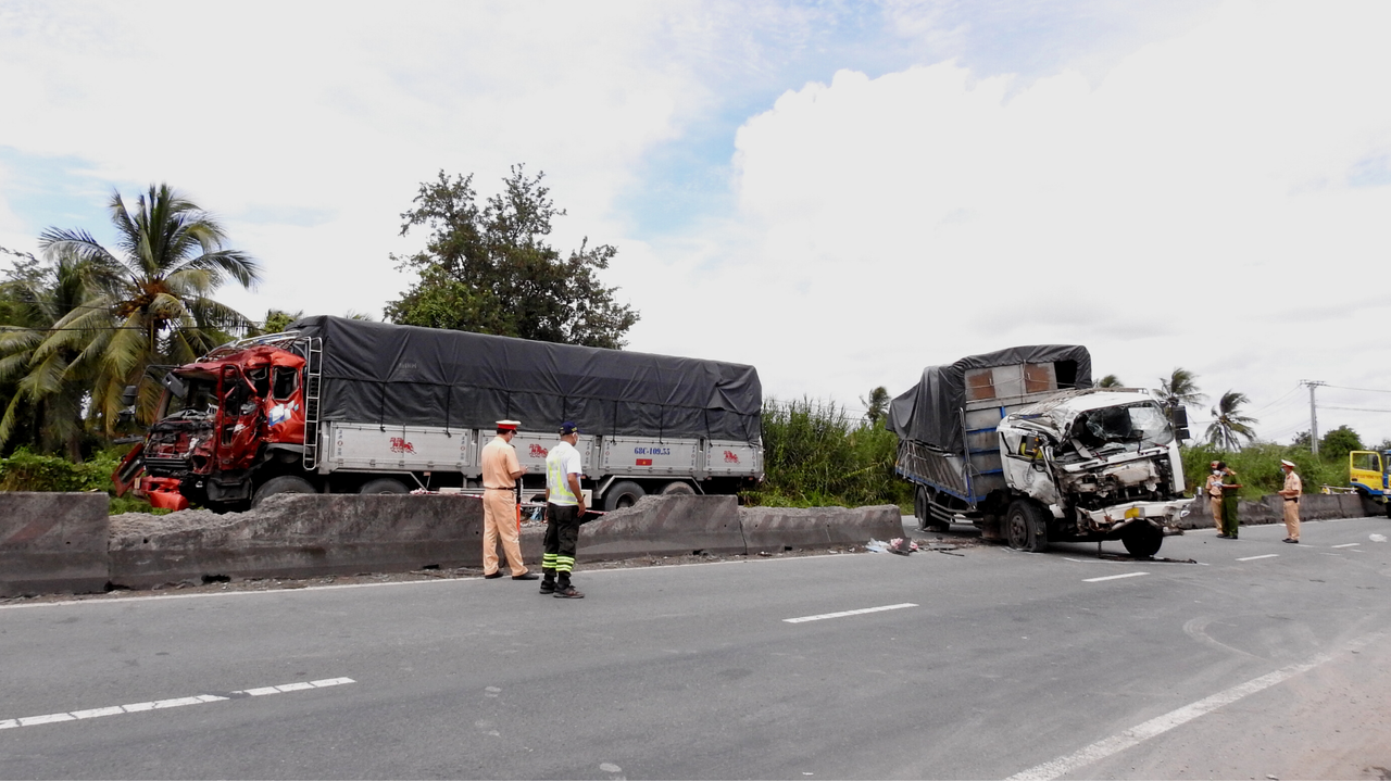 Dựng lại hiện trường vụ tai nạn khiến 03 người bị thương, xe hỏng nặng