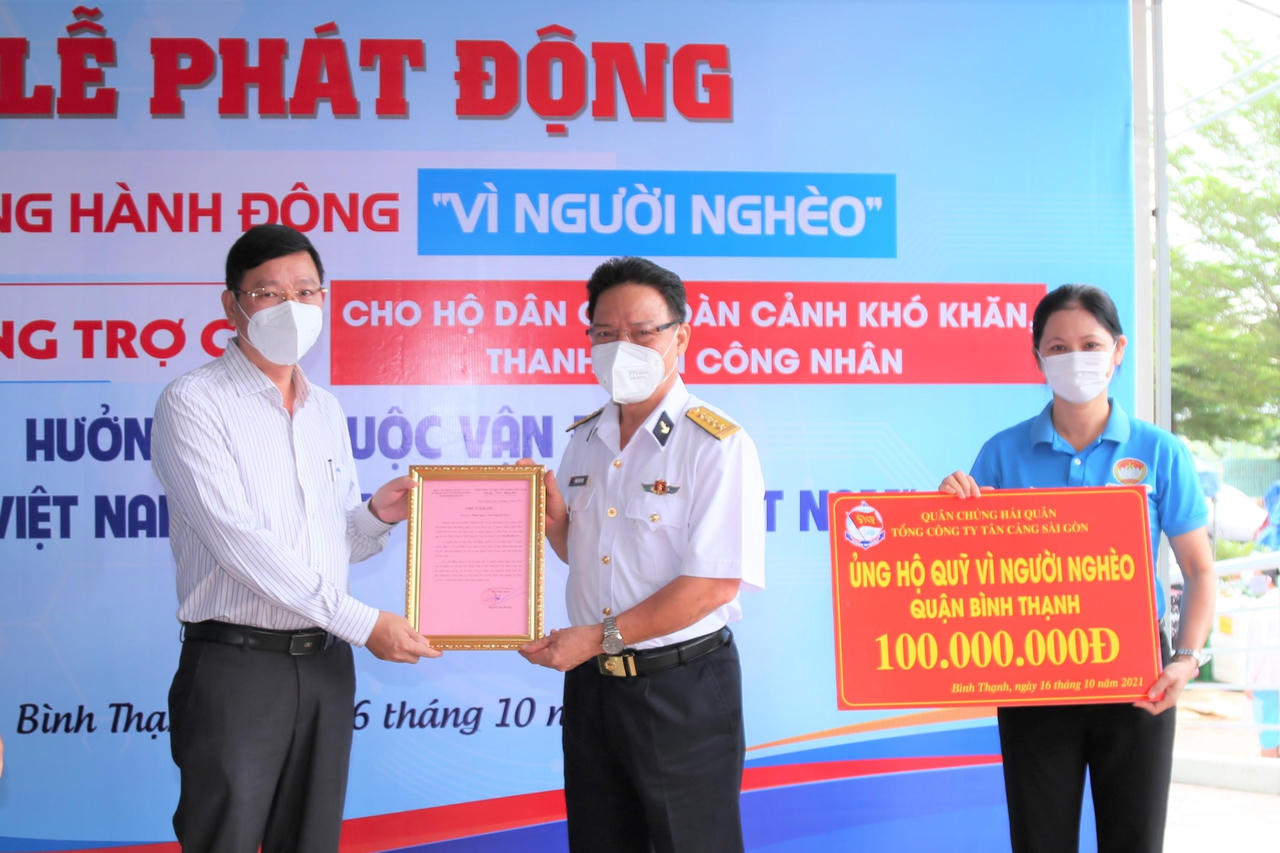 Tổng Công ty Tân cảng Sài Gòn trao 1,1 tỷ đồng phòng, chống dịch COVID-19 và Quỹ "Vì người nghèo" quận Bình Thạnh