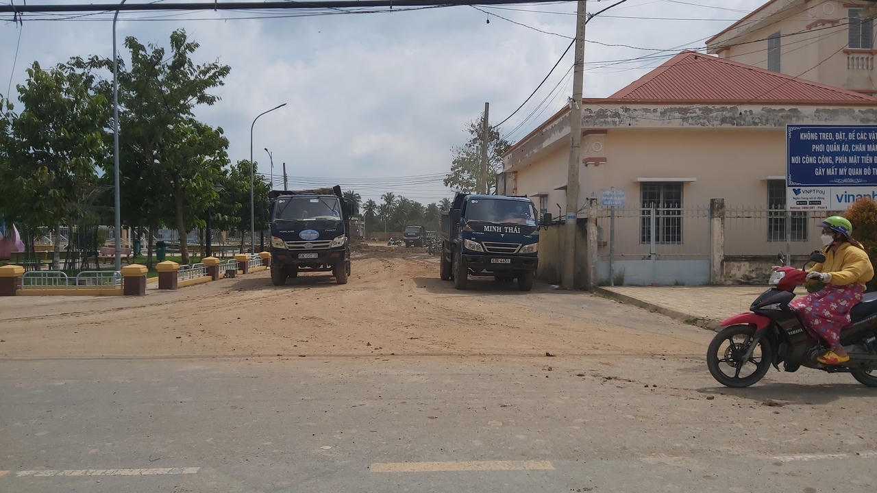 Xe ben chở đất xây Nhà thi đấu đa năng huyện Gò Công Tây vãi đất khắp đường!