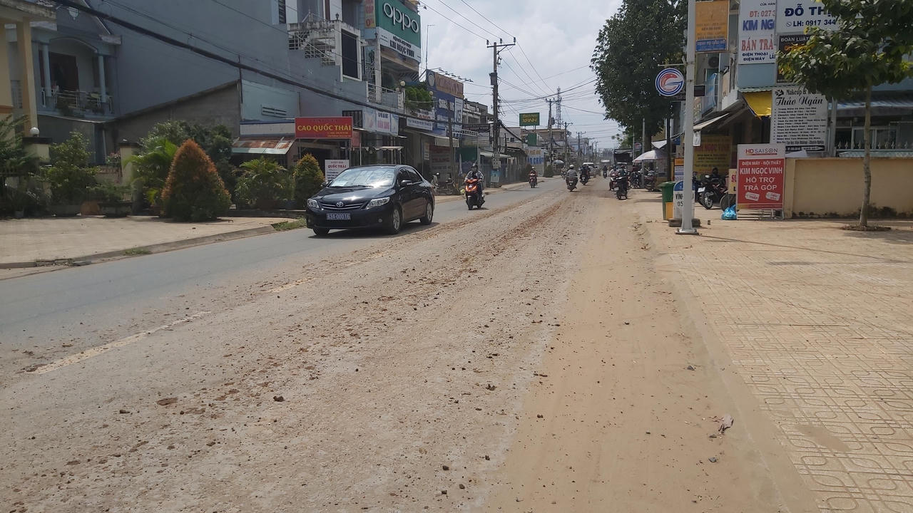 Xe ben chở đất xây Nhà thi đấu đa năng huyện Gò Công Tây vãi đất khắp đường!