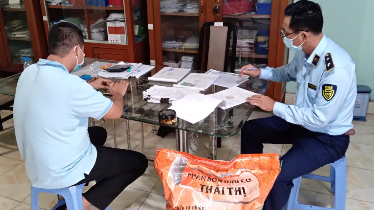 Phát hiện 10 tấn phân bón hữu cơ vi phạm nhãn