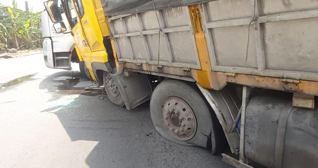 Tiền Giang: Xe tải tông xe đầu kéo, tài xế xế may mắn thoát chết