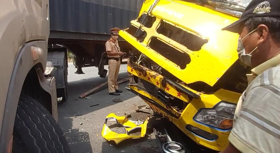 Tiền Giang: Xe tải tông xe đầu kéo, tài xế xế may mắn thoát chết