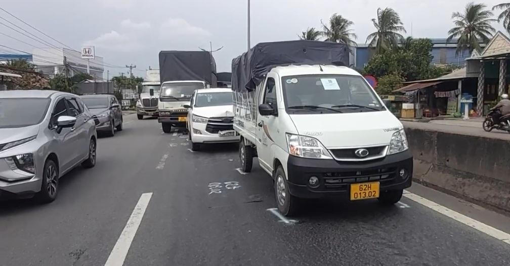 4 xe ô tô tông liên hoàn trên đường dẫn cao tốc TP HCM-Trung Lương