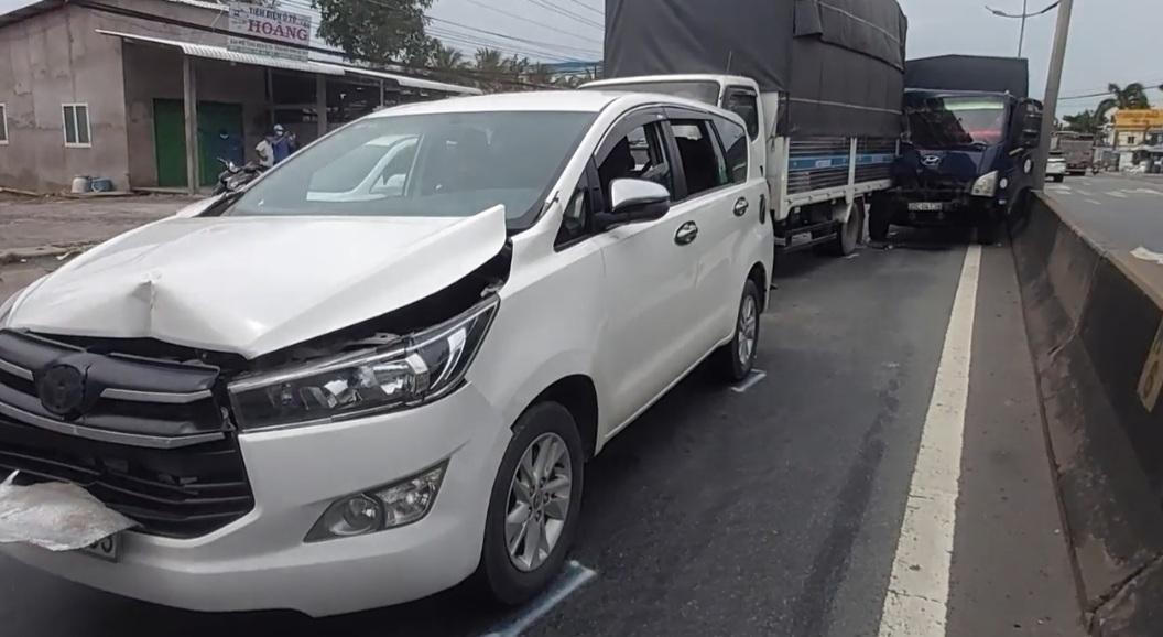4 xe ô tô tông liên hoàn trên đường dẫn cao tốc TP HCM-Trung Lương
