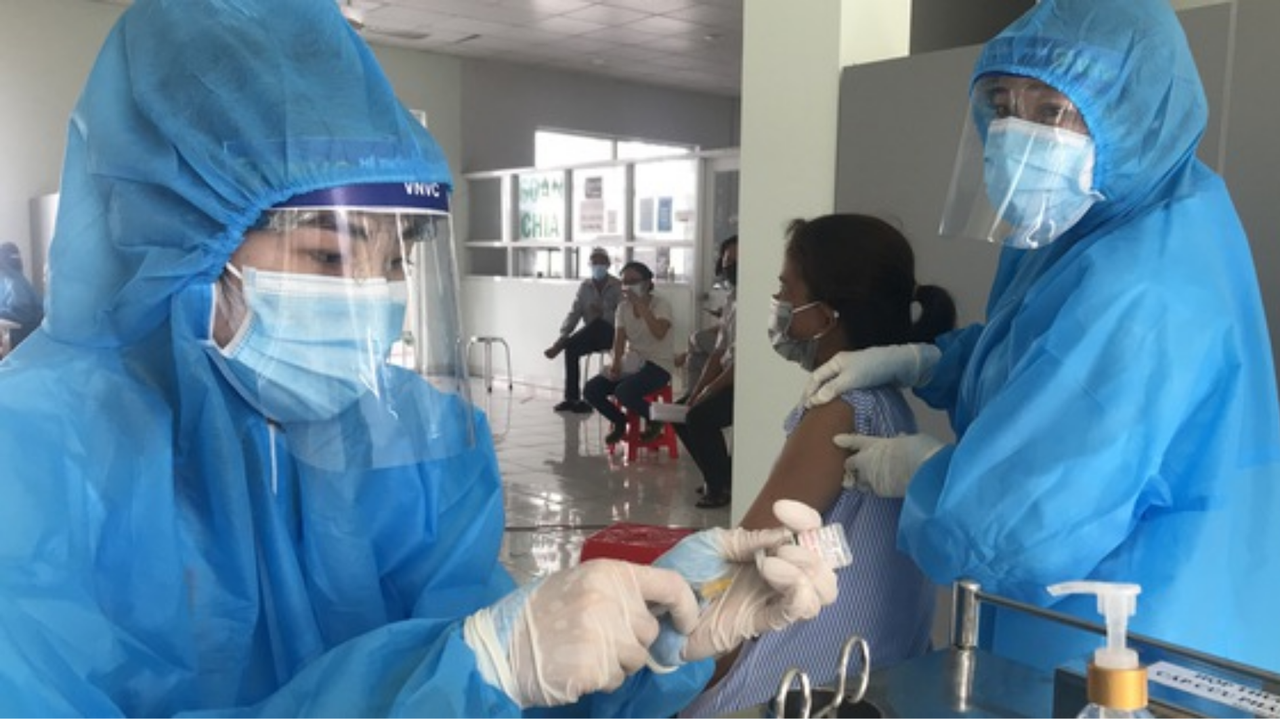Long An đề xuất chuyển 300.000 liều vaccine hỗ trợ tỉnh bạn