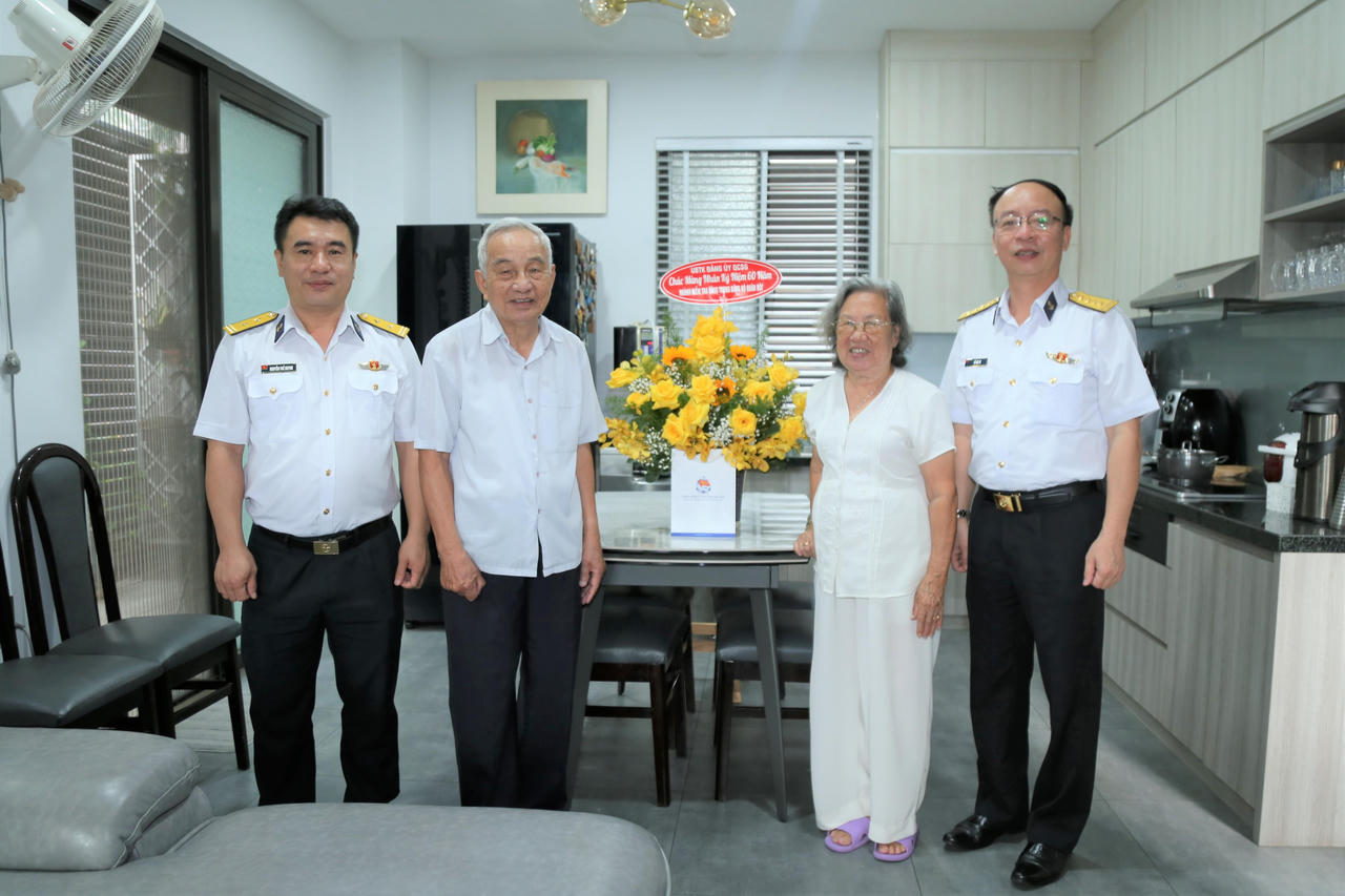 Thăm, chúc mừng các đồng chí nguyên là Chủ nhiệm UBKT Đảng ủy Quân cảng Sài Gòn qua các thời kỳ