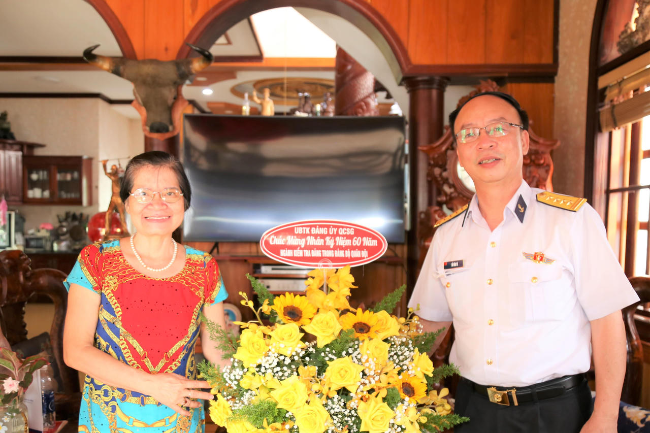 Thăm, chúc mừng các đồng chí nguyên là Chủ nhiệm UBKT Đảng ủy Quân cảng Sài Gòn qua các thời kỳ