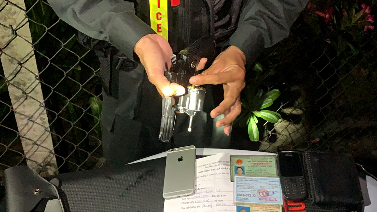 Tiền Giang: Bắt quả tang đối tượng tàng trữ súng trái phép