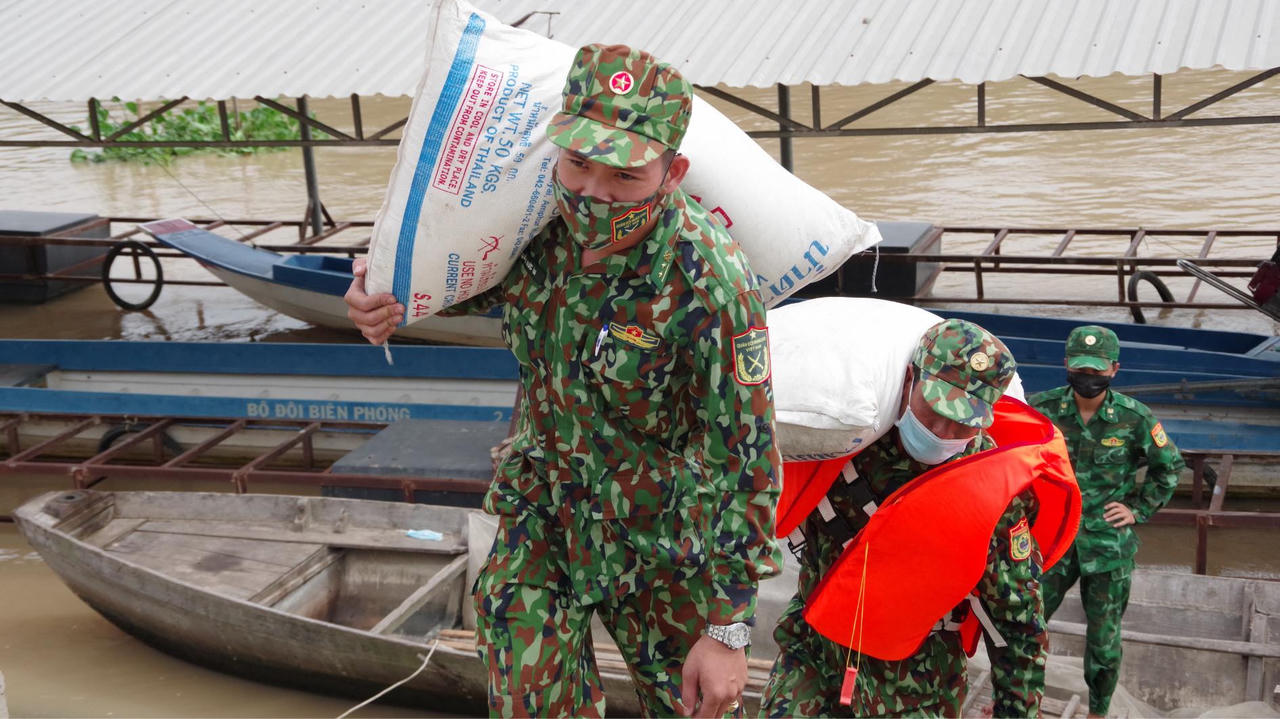 Biên phòng Đồng Tháp bắt giữ gần 4.500 bao thuốc lá ngoại nhập lậu