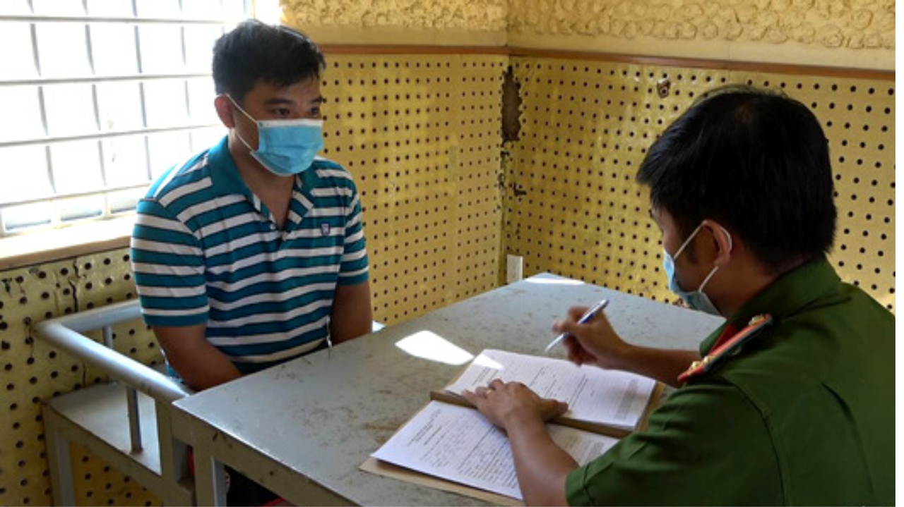 Dọa tung 'clip nóng' tống tiền người yêu cũ