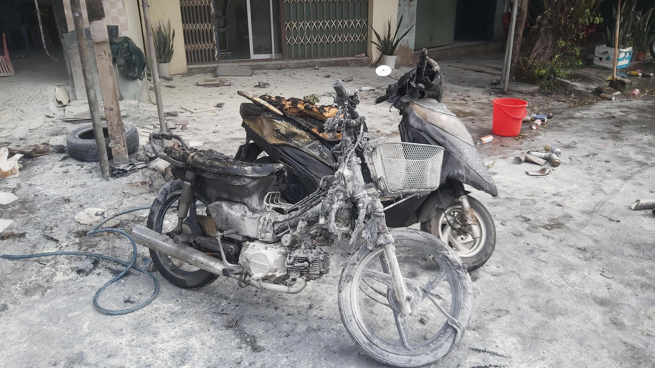 Một phụ nữ chở nhiều bình gas mini bỗng dưng phát nổ, nhà dân ven đường gặp họa