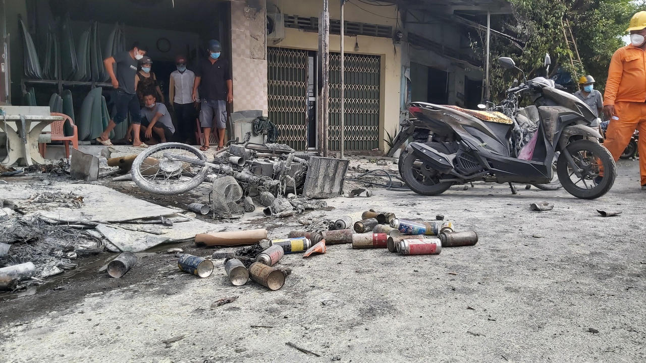 Một phụ nữ chở nhiều bình gas mini bỗng dưng phát nổ, nhà dân ven đường gặp họa