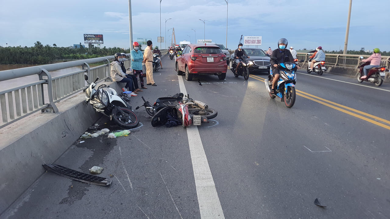 Va chạm liên hoàn trên cầu Rạch Miễu khiến 1 người bị thương nặng