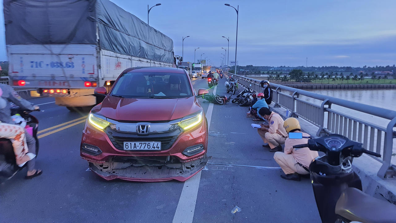 Va chạm liên hoàn trên cầu Rạch Miễu khiến 1 người bị thương nặng