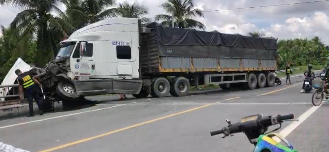 Tránh xe máy trên đường, xe đầu kéo lao vào lan can cầu Ông Hiệu