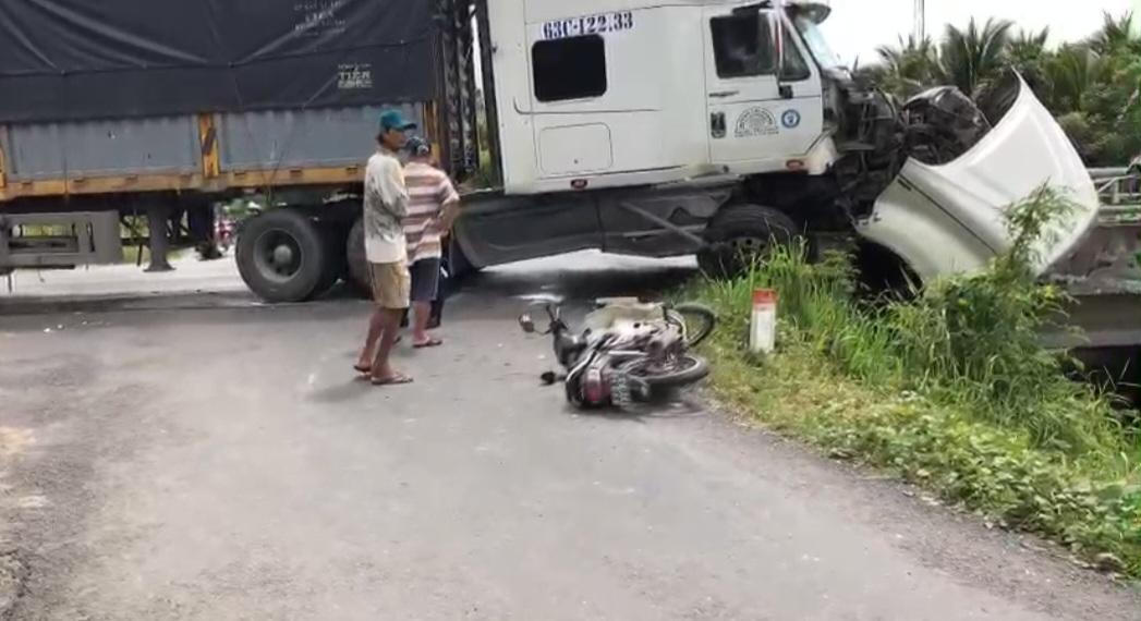 Tránh xe máy trên đường, xe đầu kéo lao vào lan can cầu Ông Hiệu