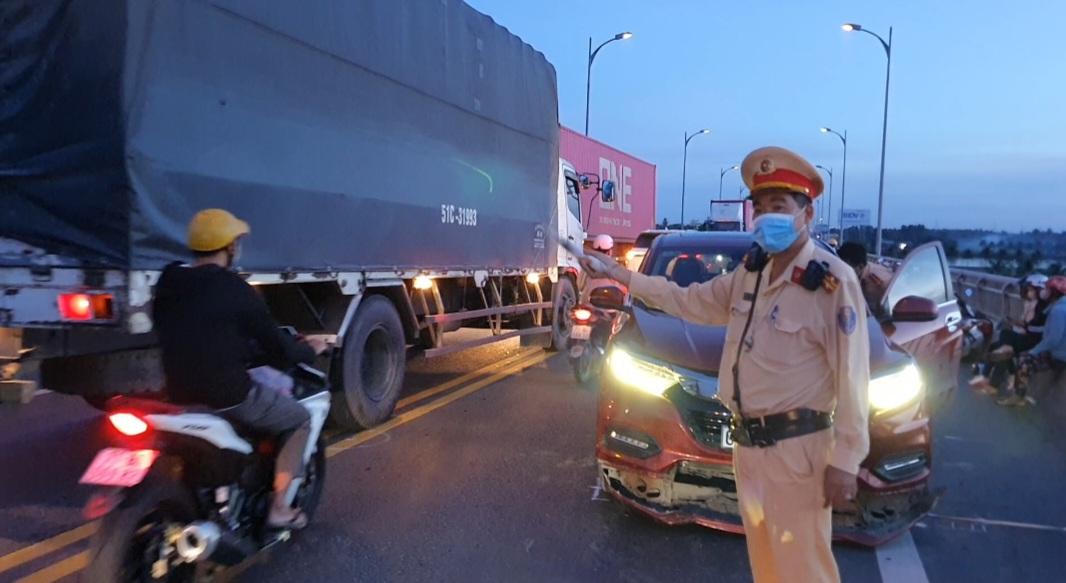 Va chạm liên hoàn trên cầu Rạch Miễu khiến 1 người bị thương nặng