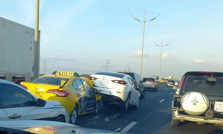 Tai nạn liên hoàn trên cao tốc TP Hồ Chí Minh – Trung Lương làm kẹt xe hơn 2km