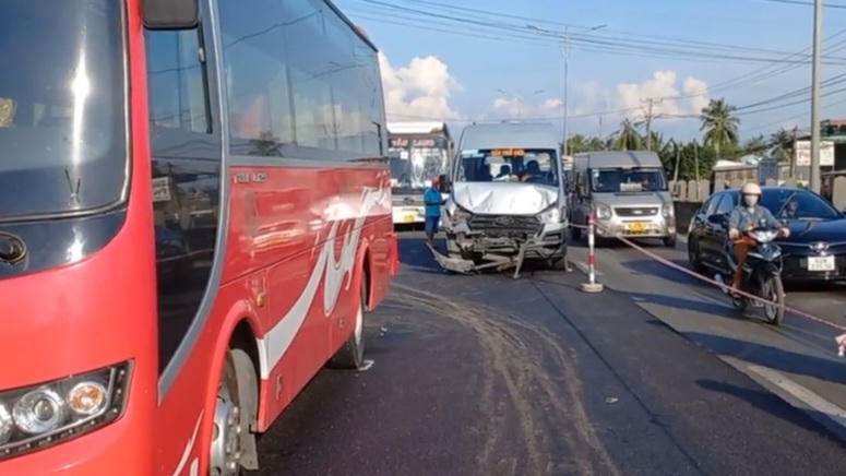 3 xe khách tông liên hoàn trên Quốc lộ 1 làm nhiều hành khách hoảng vía