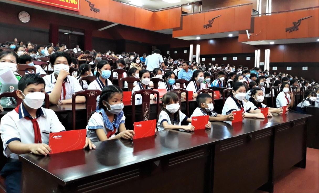 Trao 250 suất học bổng 'Vì em hiếu học' cho học sinh nghèo Sóc Trăng