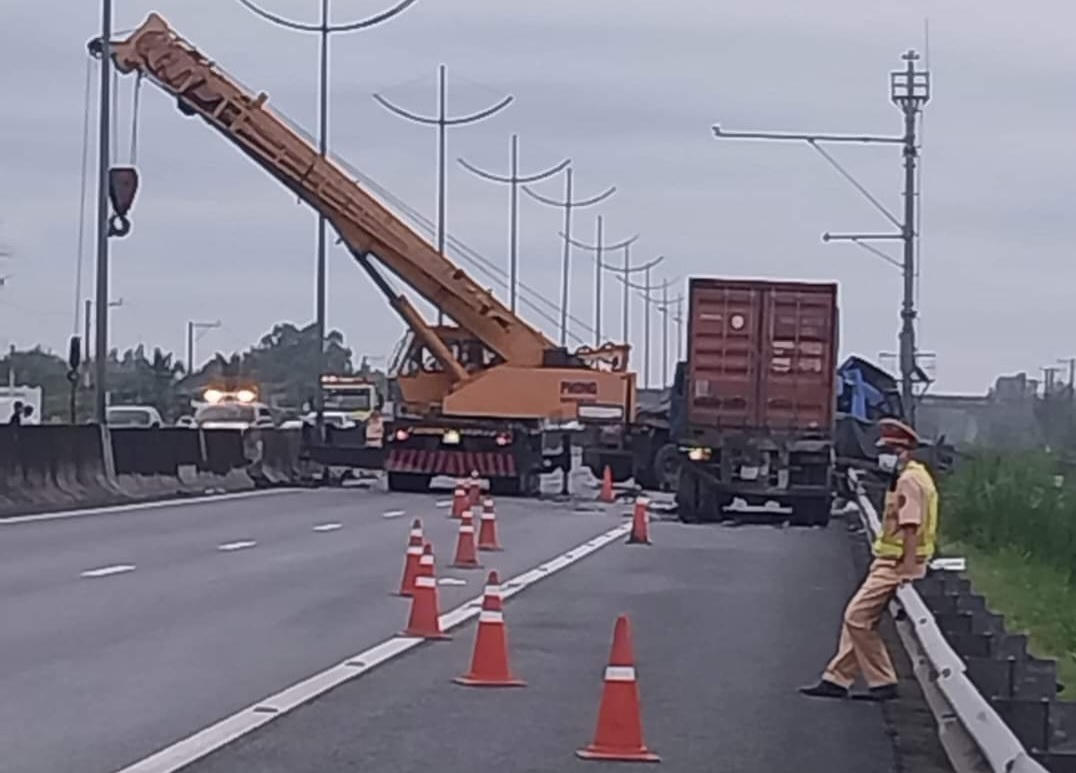 Nhiều ô tô 'lao vun vút' ngược chiều trên cao tốc TP Hồ Chí Minh - Trung Lương