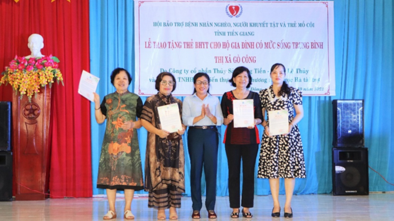 Tiền Giang: Trao tặng 600 thẻ BHYT cho người dân có hoàn cảnh khó khăn