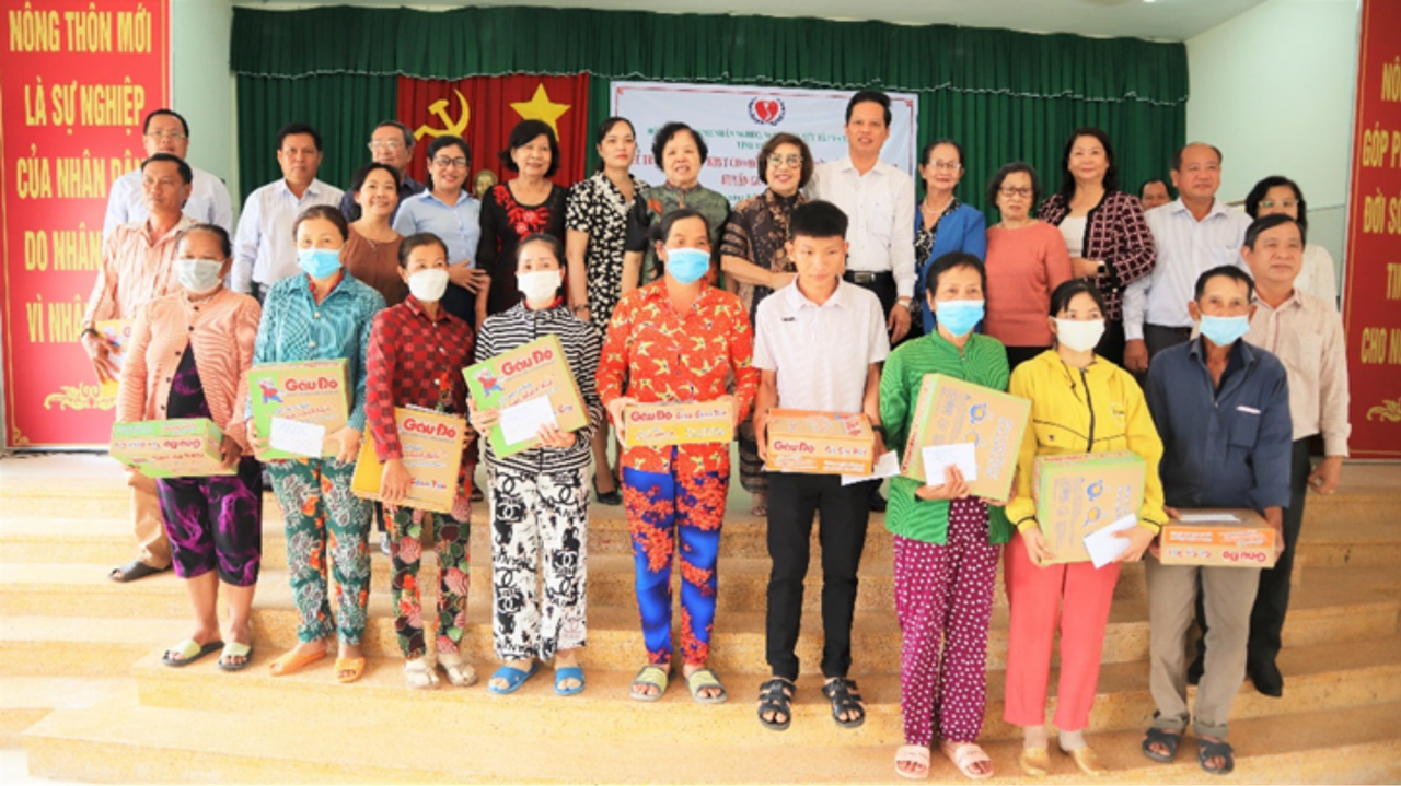 Tiền Giang: Trao tặng 600 thẻ BHYT cho người dân có hoàn cảnh khó khăn