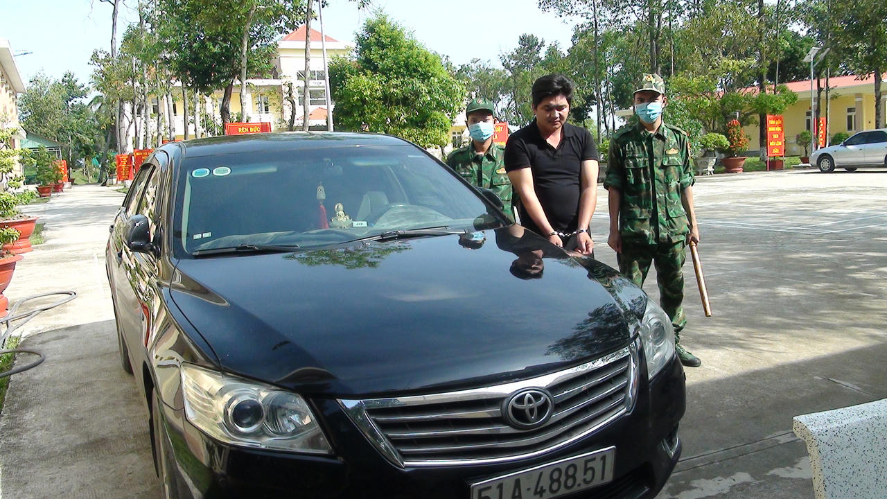 BĐBP Long An bắt giữ đối tượng vận chuyển 12.000 gói thuốc lá điếu nhập lậu