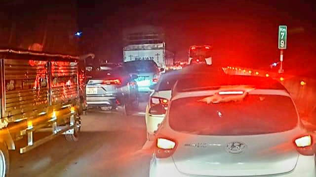 Va chạm trên cao tốc Trung Lương - Mỹ Thuận gây kẹt xe trên 2km