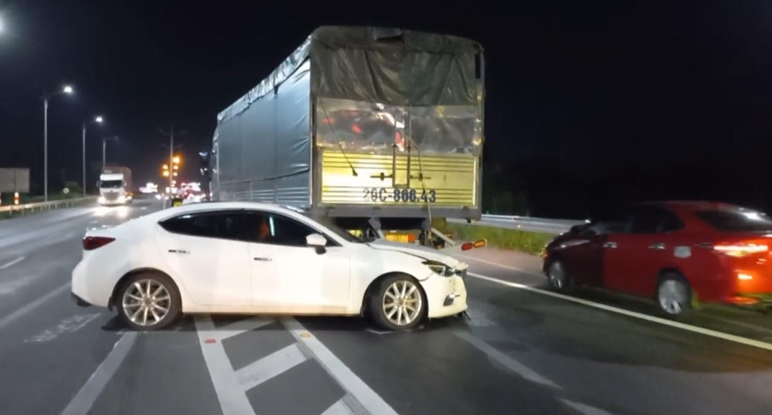 Ô tô con hai lần va xe tải, tài xế may mắn thoát chết 