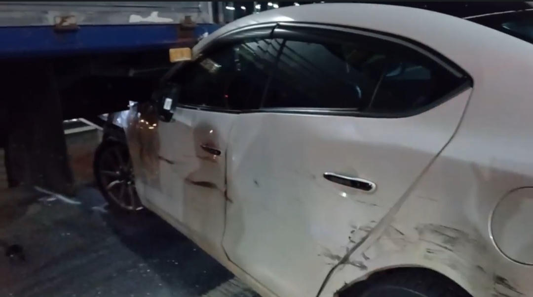 Ô tô con hai lần va xe tải, tài xế may mắn thoát chết 