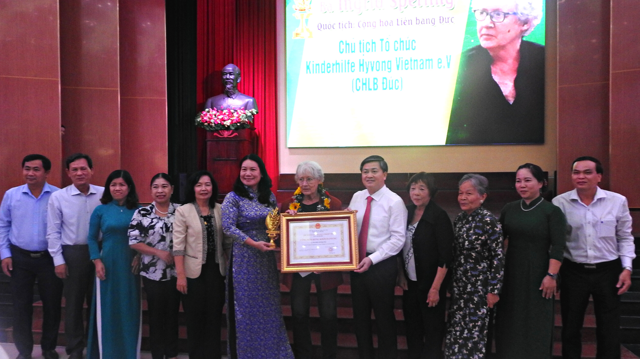 Trao tặng danh hiệu 'Công dân Đồng Khởi danh dự' và 200 suất học bổng Nguyễn Thị Định