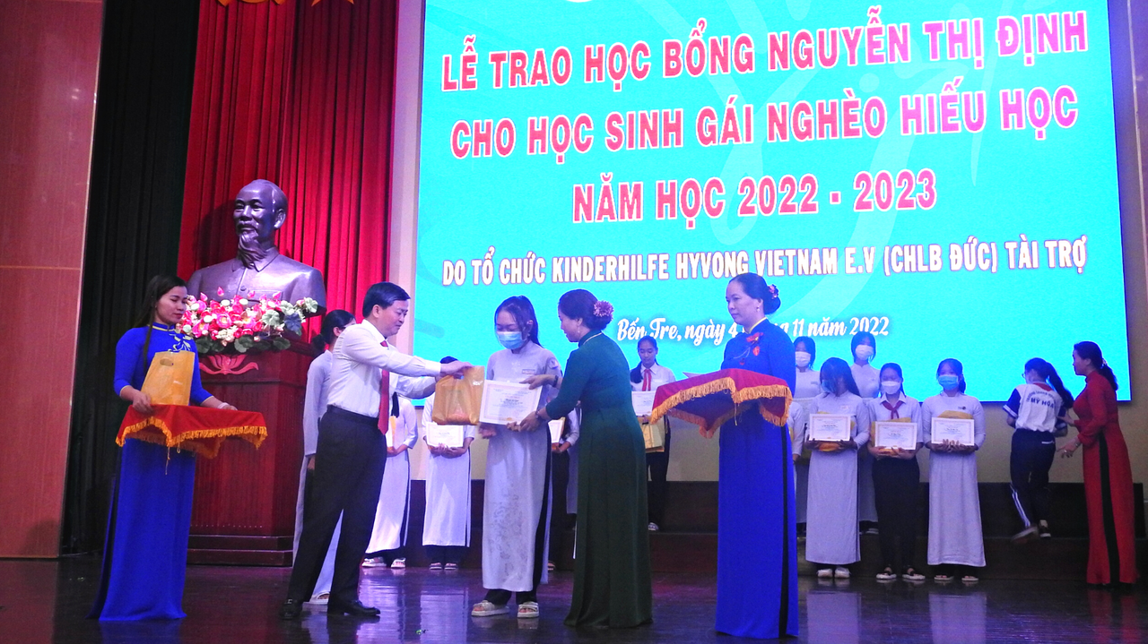 Trao tặng danh hiệu 'Công dân Đồng Khởi danh dự' và 200 suất học bổng Nguyễn Thị Định