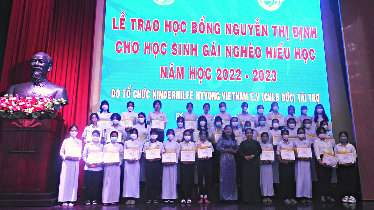 Trao tặng danh hiệu 'Công dân Đồng Khởi danh dự' và 200 suất học bổng Nguyễn Thị Định