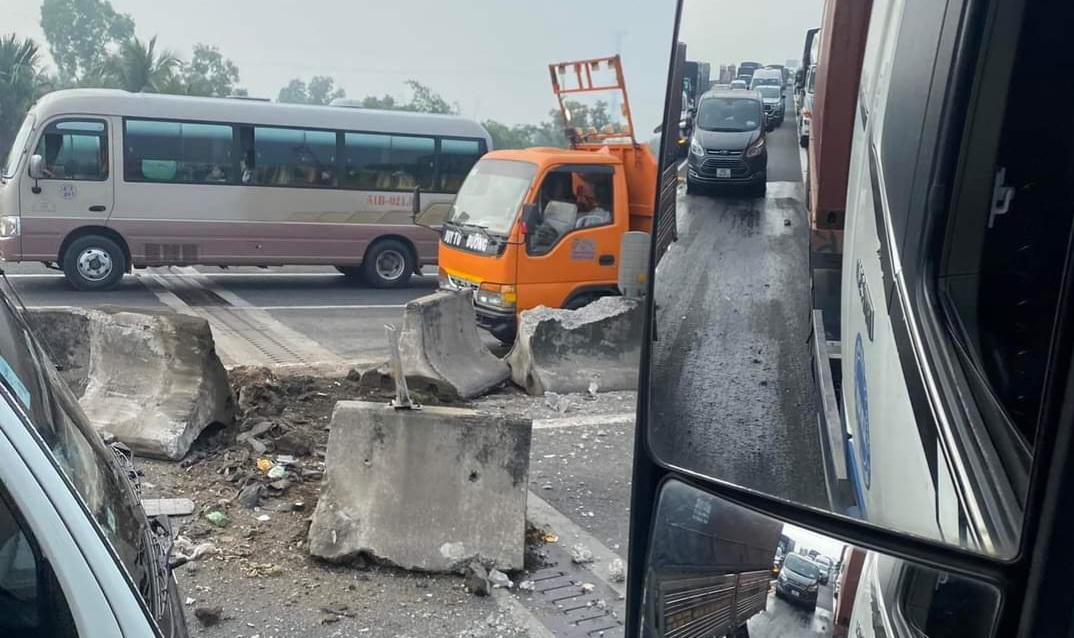 Va chạm liên hoàn trên cao tốc TP Hồ Chí Minh - Trung Lương khiến 1 người bị thương