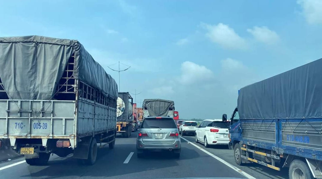 Va chạm liên hoàn trên cao tốc TP Hồ Chí Minh - Trung Lương khiến 1 người bị thương