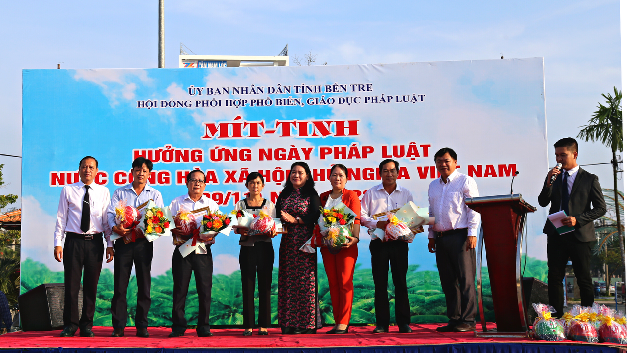 Bến Tre mít tinh hưởng ứng Ngày Pháp luật Việt Nam