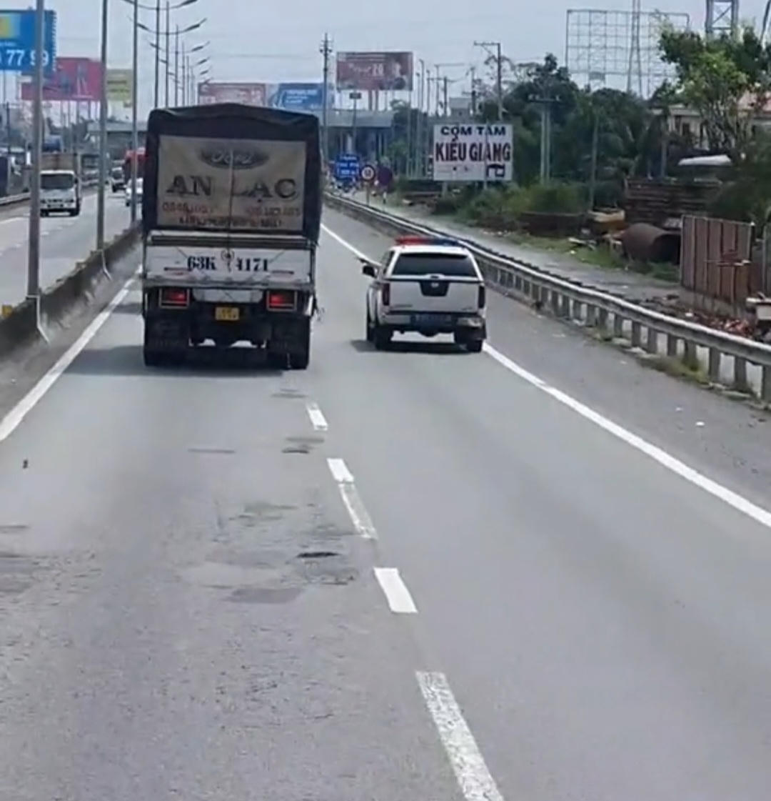 Truy tìm xe tải vi phạm trên cao tốc TP Hồ Chí Minh - Trung Lương