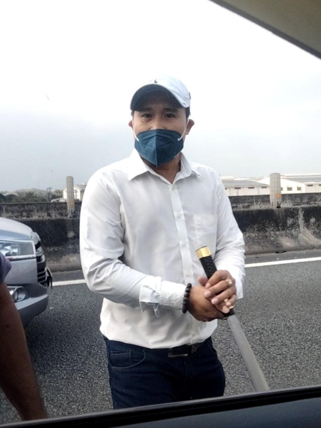 Tài xế xe khách cầm vật giống kiếm cãi nhau trên cao tốc bị phạt 11 triệu, tước giấy phép lái xe 3 tháng